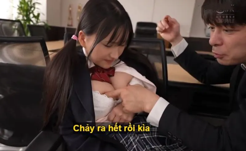 Ba năm trời, thầy giáo rèn luyện cô học trò ngực đẹp biến thành "cái bình đựng tinh".