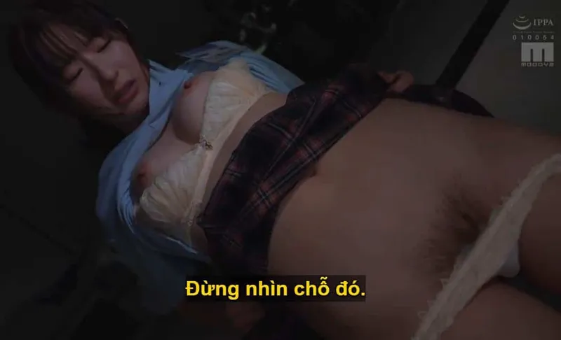 Sếp dự định quan hệ với cô em dưới quyền kiêu kỳ lười nhác, suốt ngày chỉ mải mê chat chit cùng người yêu.